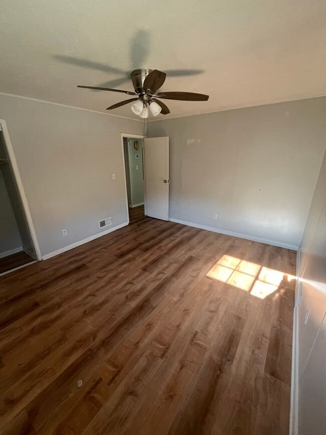 Building Photo - Three Bed, 2 Bath in Cincinnati!