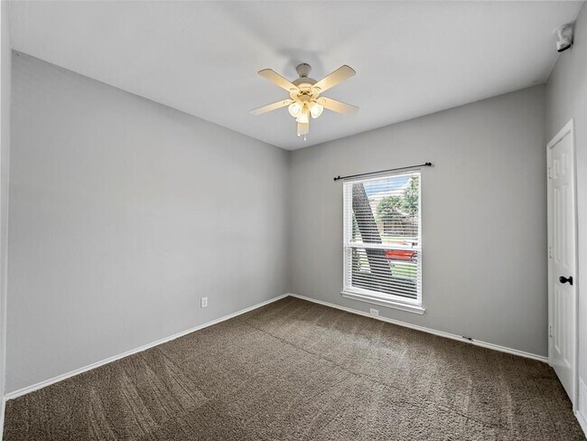 Building Photo - 4636 Versailles Ln