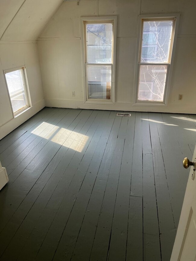 Building Photo - $950 - 3 bed 1 bath - Single Family Home