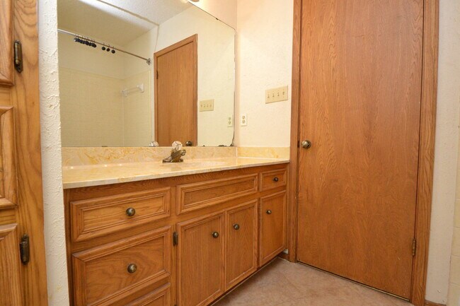 Building Photo - Large 3/2 in Great Hills w/ Treetop Views