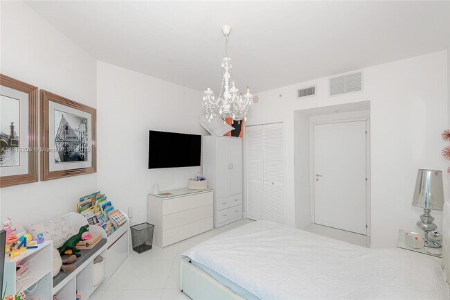 Building Photo - 300 S Biscayne Blvd