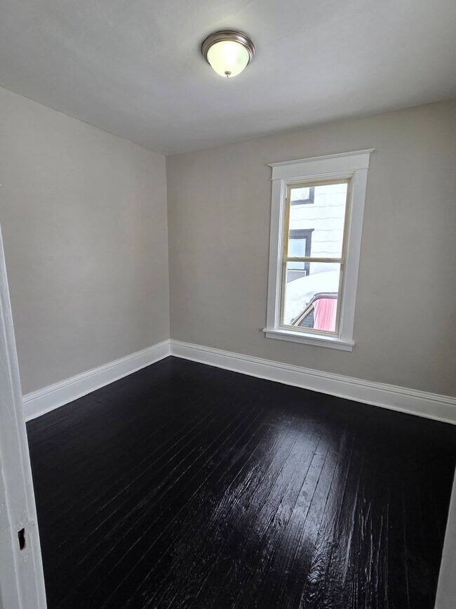 Building Photo - 2 bedroom, 1 bath house