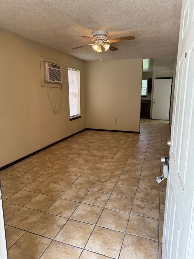 Building Photo - 2343 Elm Park Dr