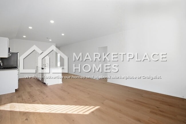 Building Photo - 800 NE 102nd Ter