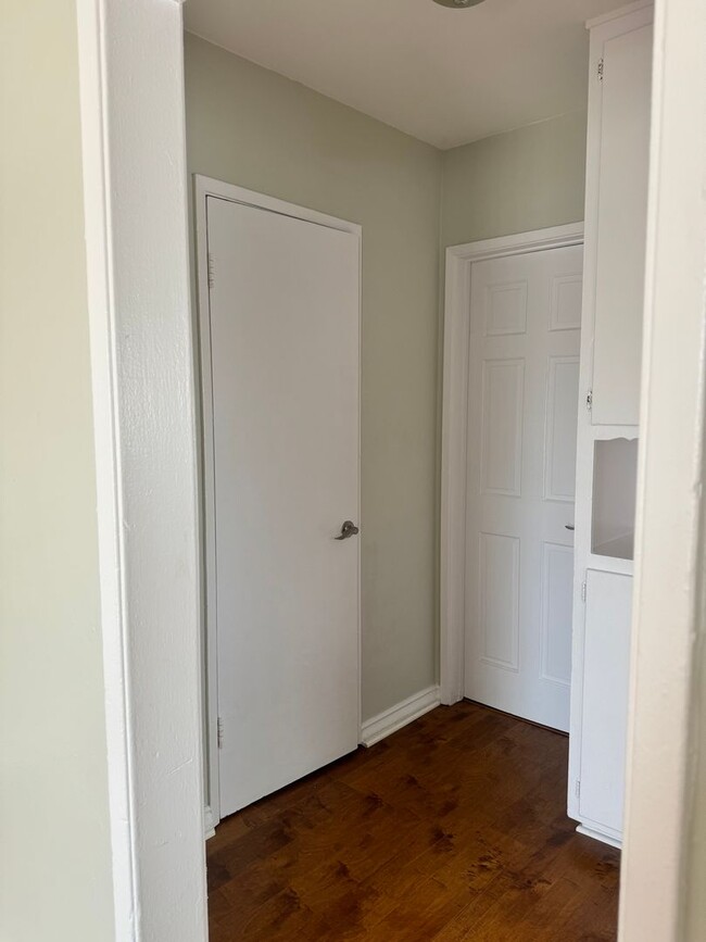 Building Photo - 1 BDRM, 1 BA WITH PARKING (PICTURES COMING...