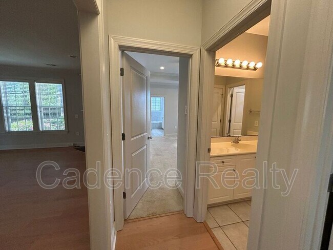 Building Photo - 814 Lambrook Dr