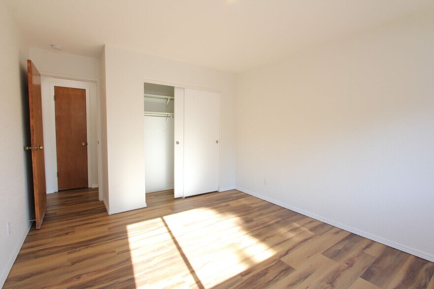 Building Photo - 600 Manhattan Dr