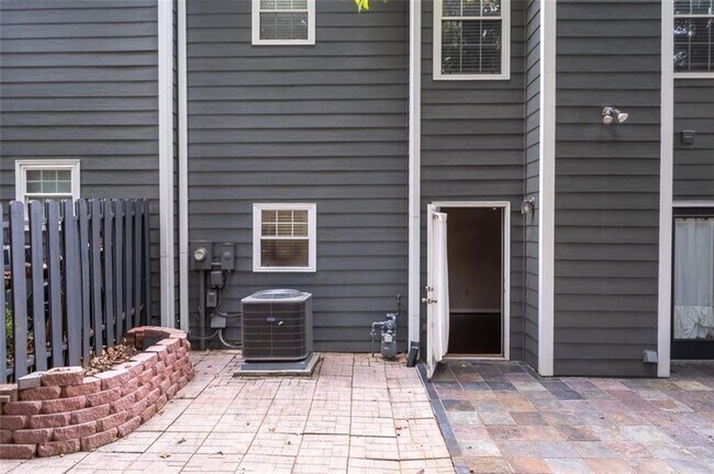 Building Photo - 2680 Pine Tree Rd NE