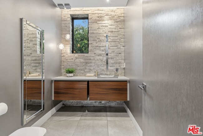 Building Photo - 5365 Vanalden Ave