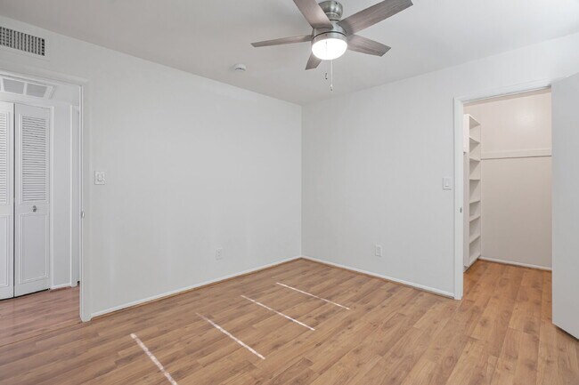 Building Photo - Scottsdale Townhome Now Available!