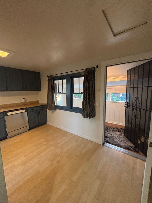 Building Photo - Central Roseville, 1 Bed, 1 Ba, Wall Air, Large Living Room, Bedroom Downstairs, Large Deck great...