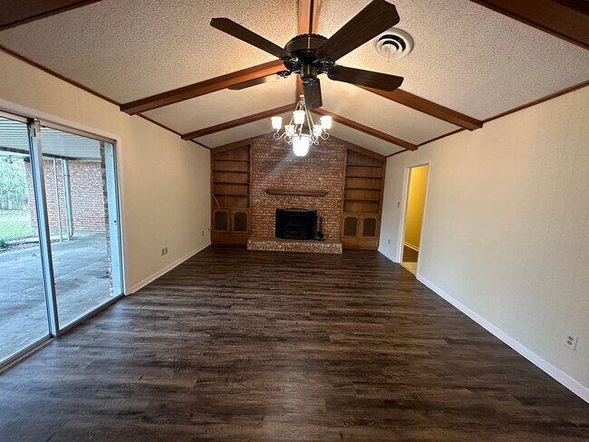 Building Photo - COMING SOON--Spacious 3 Bedroom 2 Bath Hom...