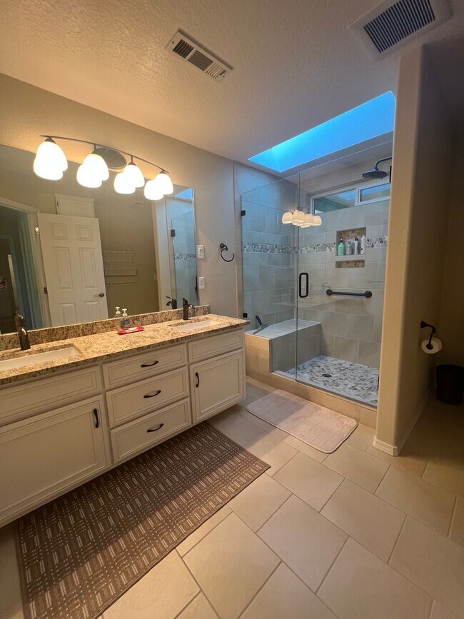 Building Photo - Move in ready three bed/two bath home | Av...