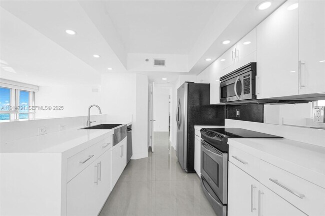 Building Photo - 16485 Collins Ave