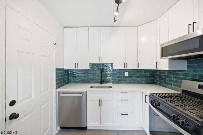 Building Photo - 76 Mt Kemble Ave