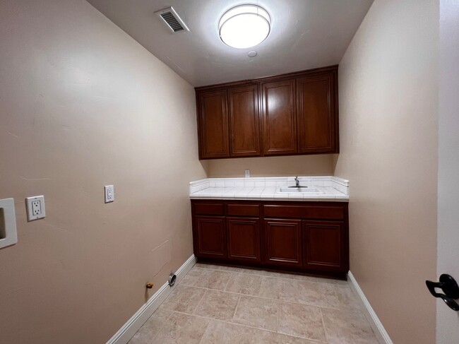 Building Photo - Hidden Gem at the End of the Cul-de-Sac!