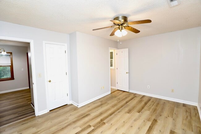 Building Photo - 806 Club Ln