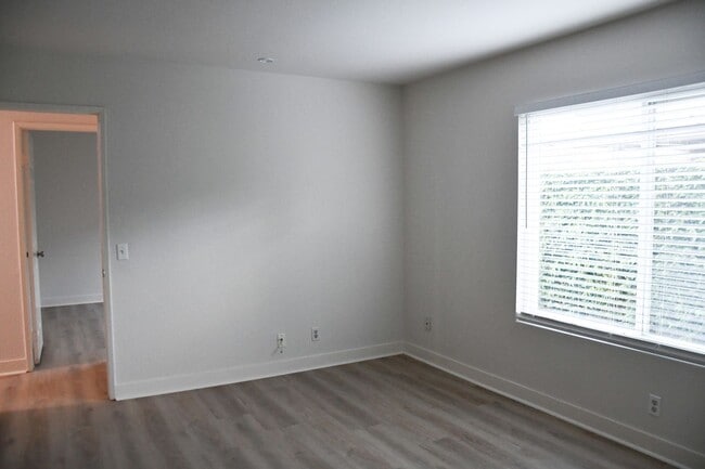 Building Photo - 1271 N Mosswood Dr