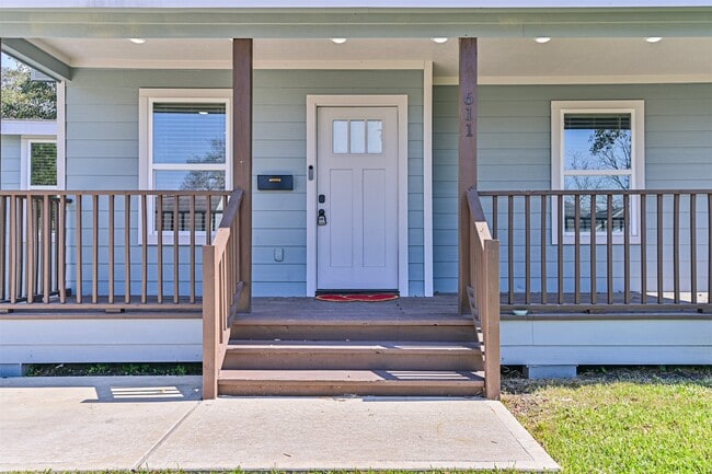 Building Photo - 611 Munger St