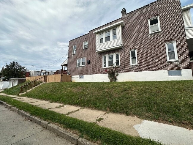 Building Photo - Large end of row 3 bedroom home located in...