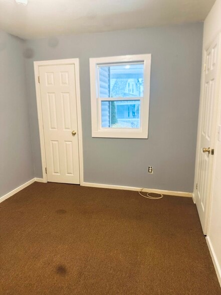 Bedroom 1 w/ closet - 18 Hewett St
