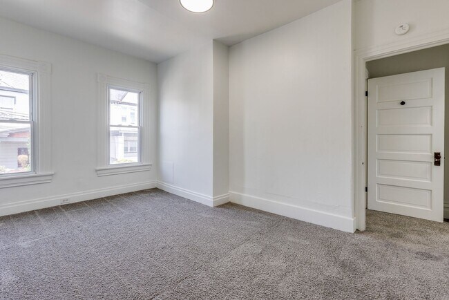 Building Photo - AVAILABLE NOW - Beautifully RENOVATED 3 Bedroom Home w/ TONS of Natural Light!