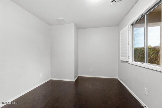 Building Photo - 2039 E Saddlebrook Rd