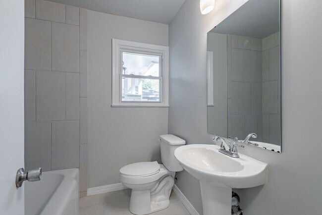 Building Photo - 4713 N Harvey Pkwy