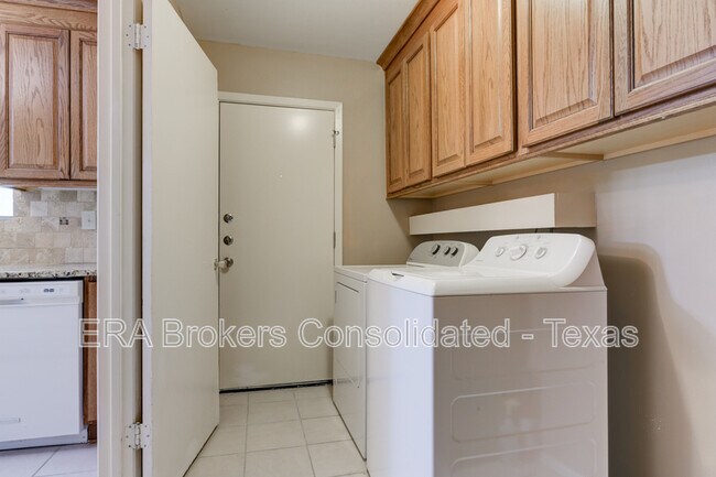 Building Photo - 3214 Leyte St