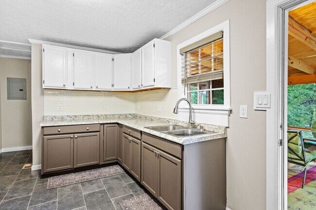 Building Photo - Top of the World, Tallassee 37878 - 2 bedr...