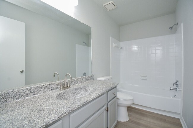 Building Photo - Perfect Townhouse ready for you!