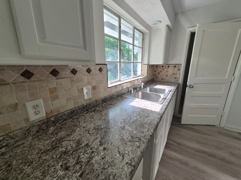 Building Photo - 10221 Bretton Dr
