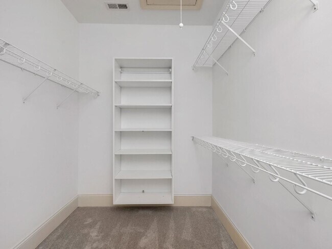 Building Photo - Super cute bungalow in Chantilly with rocking chair front porch!