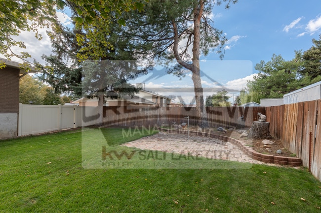 Building Photo - Charming East Sandy Home in a Prime Location