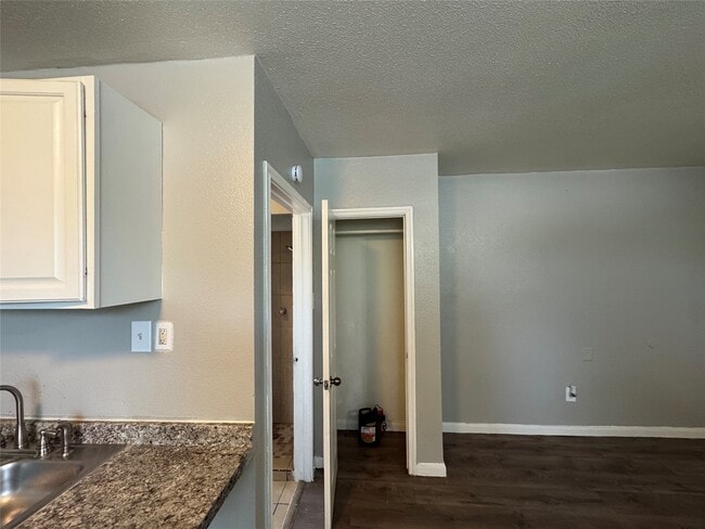 Building Photo - 2705 Lorraine St