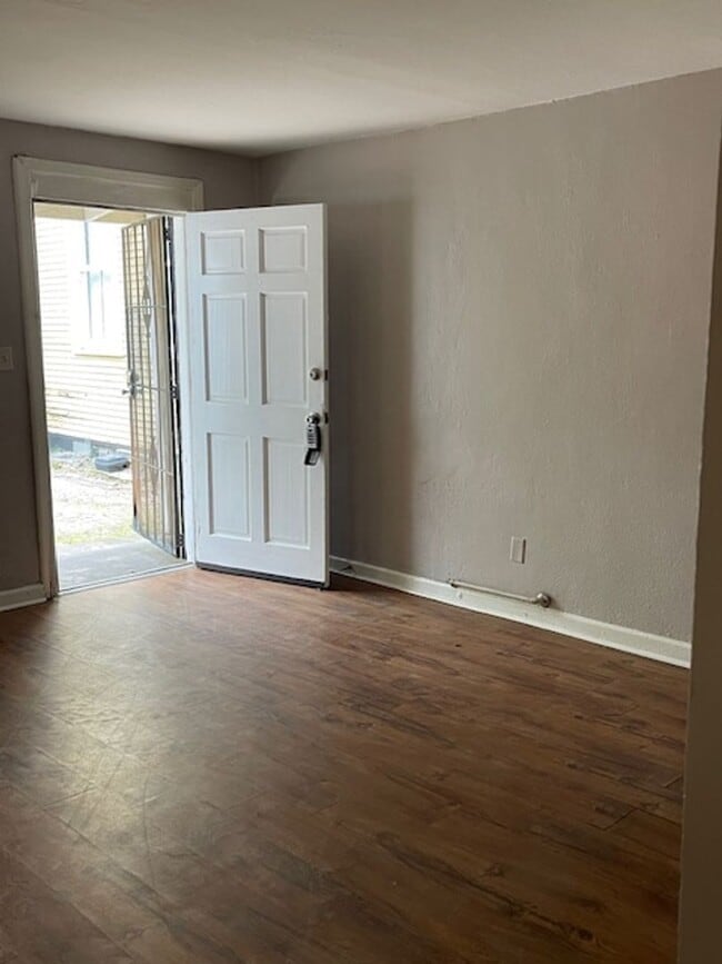 Building Photo - Updated Downstairs 2 Bedroom and 1 Bathroom Carriage House