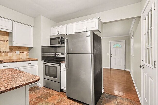 Building Photo - $1174- 2-bedroom duplex with spacious basement!