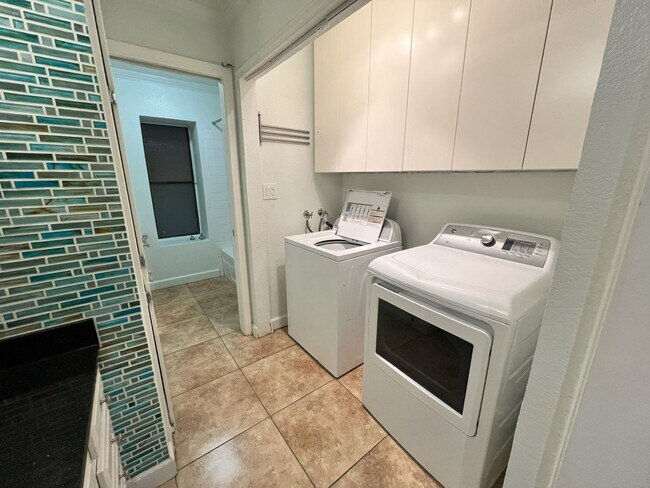 Building Photo - Remodeled 2 Bed, 2 Bath Unit in Downtown S...
