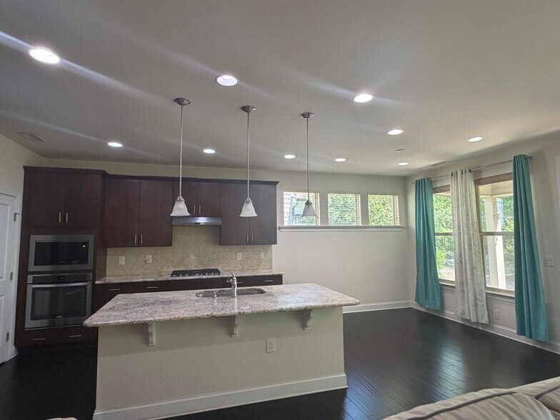 Building Photo - 220 Concordia Woods Dr