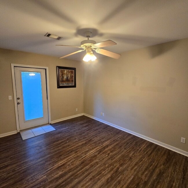 Building Photo - 2 Bedroom 1 Bath Condo Style Apartment