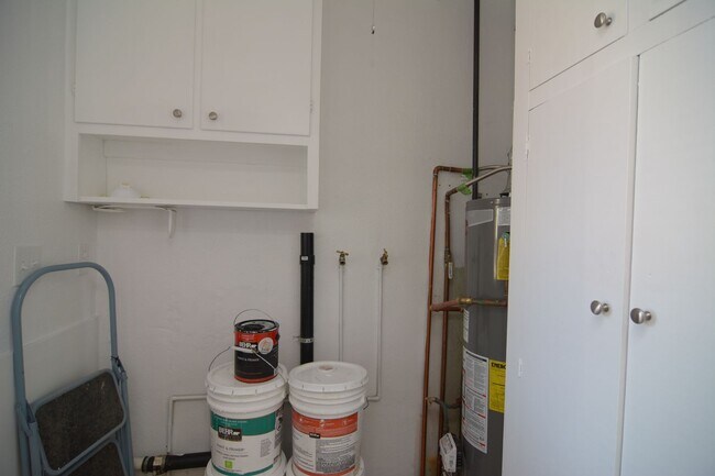 Building Photo - Charming 2 Bedroom 1 Bath Home! Close to the UofA!