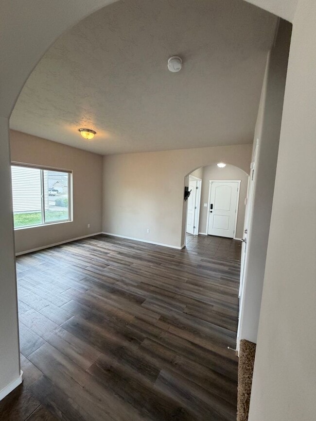 Building Photo - Check out our move in special on this charming Very Spacious 2-Story Home for Rent in Pasco, WA!