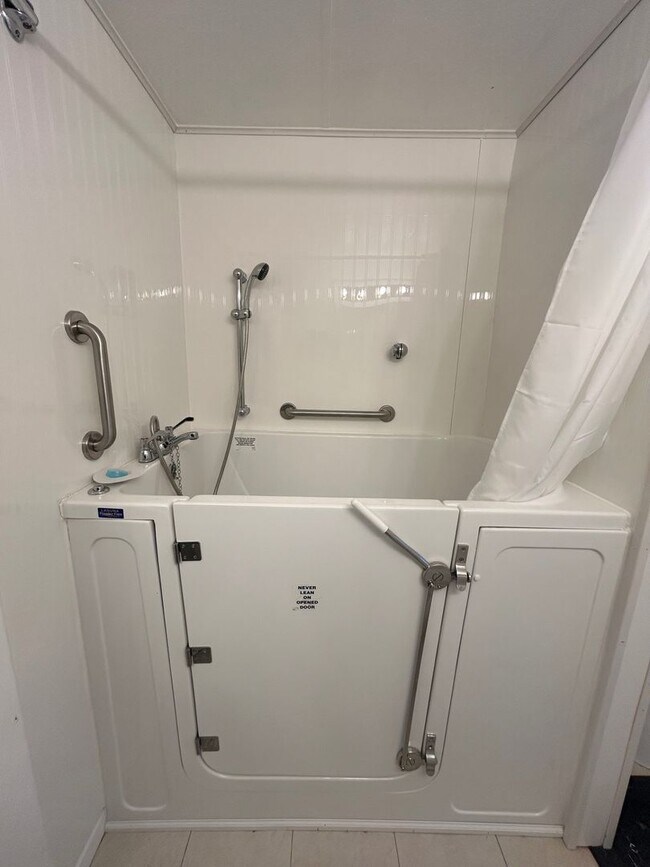 Building Photo - Charming 3-Bedroom Property in Prime Location