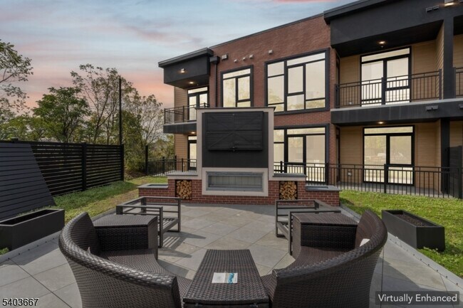 Building Photo - 140 W Webster Ave