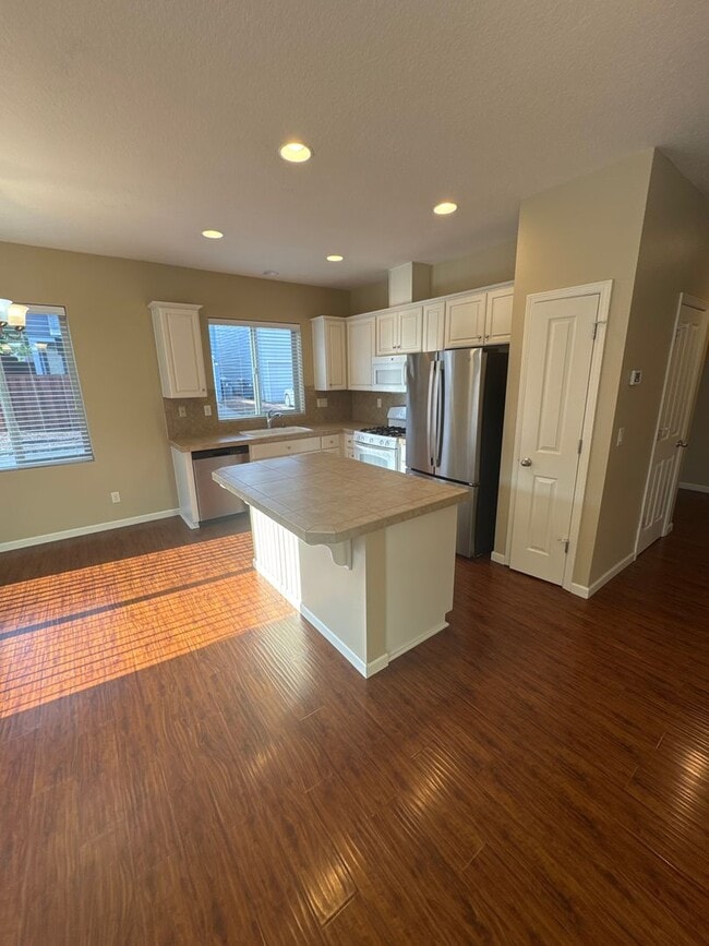 Building Photo - ? Beautiful 4-Bed, 3-Bath North Albany Hom...