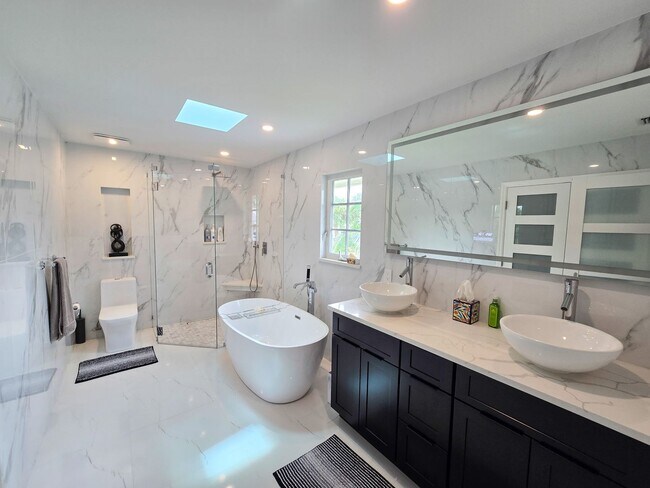 Building Photo - SEASONAL RENTAL - Luxury by the Beach!
