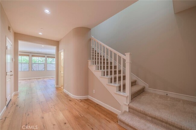 Building Photo - 104 Pendant
