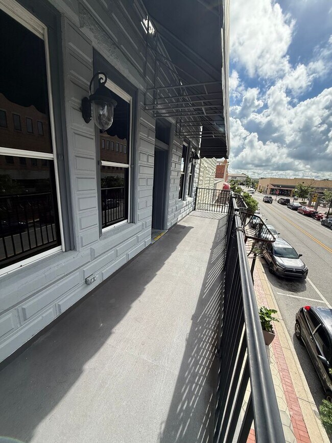 Building Photo - 208 E Pine St