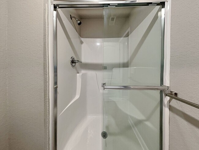 Building Photo - Charming 3Beds, 2Bath Home in Blue Springs with Garage Parking