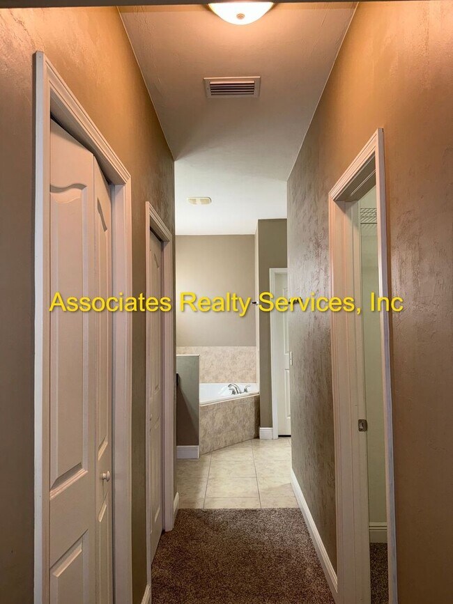 Building Photo - Willow Oak SW 3/2, a must see